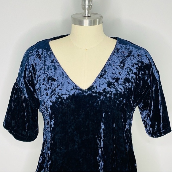 Bobeau Flutter Sleeve Velvet Top -Navy- Size Small- NWT - Picture 3 of 8